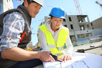 Dos personas observan unos planos. (GOBIERNO DE NAFARROA)