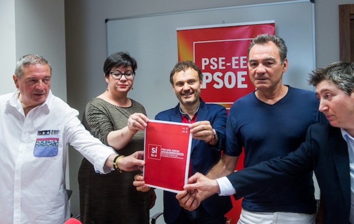 Unai Ortuzar, en el centro, durante la presentación de la plataforma ‘Berritu Sozialistak’. (Luis JAUREGIALTZO/ARGAZKI PRESS)
