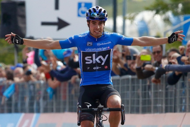 Mikel Landa celebra su triunfo en meta. (Luk BENIES/AFP)