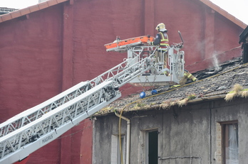 El edificio calcinado se sitúa en el barrio bilbaino de Zorrotza. (ARGAZKI PRESS)