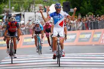 Pinot celebra su victoria en la meta de Asiago. (Luk BENIES / AFP)