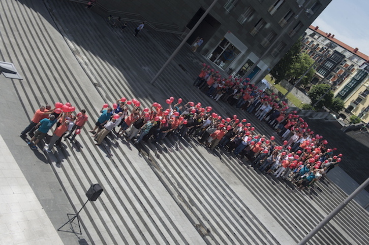 Signo de interrogación al pie de la torre Isozaki, en Bilbo. (Monika DEL VALLE / ARGAZKI PRESS)