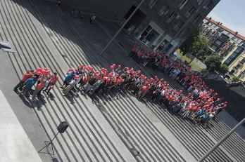 Signo de interrogación al pie de la torre Isozaki, en Bilbo. (Monika DEL VALLE / ARGAZKI PRESS)