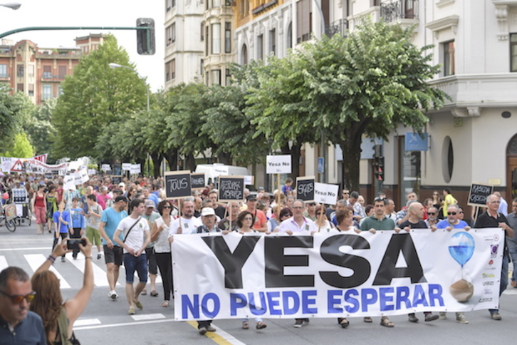 Cabecera de una marcha contra el recrecimiento del pantano de Esa celebrada en Iruñea, en una imagen de archivo. (Idoia ZABALETA/FOKU)