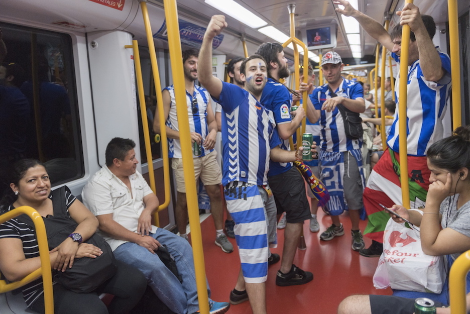 Cánticos en el Metro. (Juanan RUIZ / ARGAZKI PRESS) Cánticos en el Metro. (Juanan RUIZ / ARGAZKI PRESS)