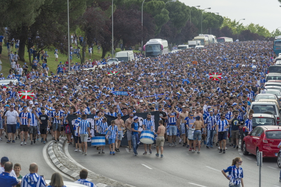 Multitudinaria kalejira. (Juanan RUIZ / ARGAZKI PRESS) Multitudinaria kalejira. (Juanan RUIZ / ARGAZKI PRESS)
