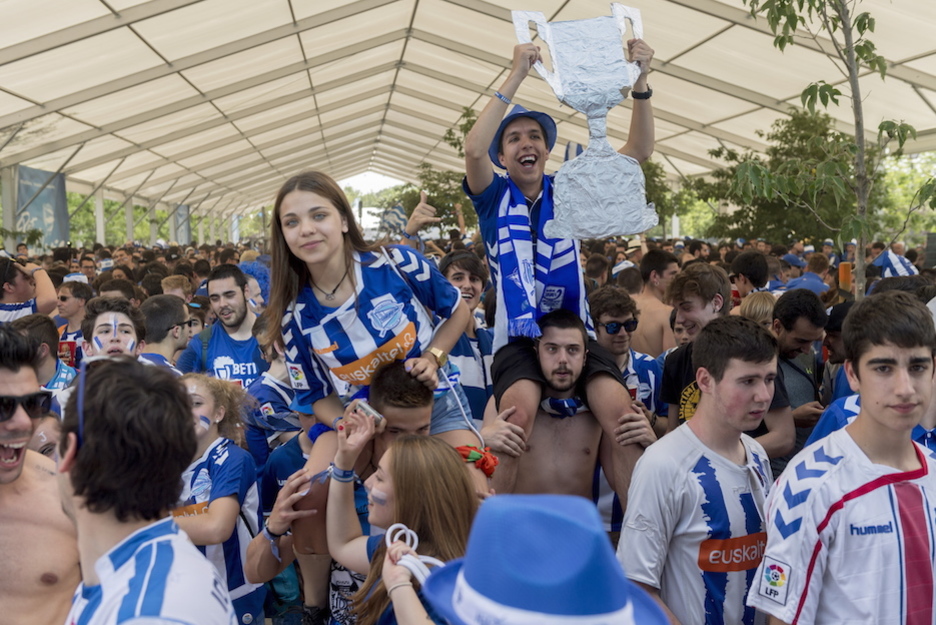Algunos ya alzaban la Copa horas antes del choque. (Juanan RUIZ / ARGAZKI PRESS) Algunos ya alzaban la Copa horas antes del choque. (Juanan RUIZ / ARGAZKI PRESS)