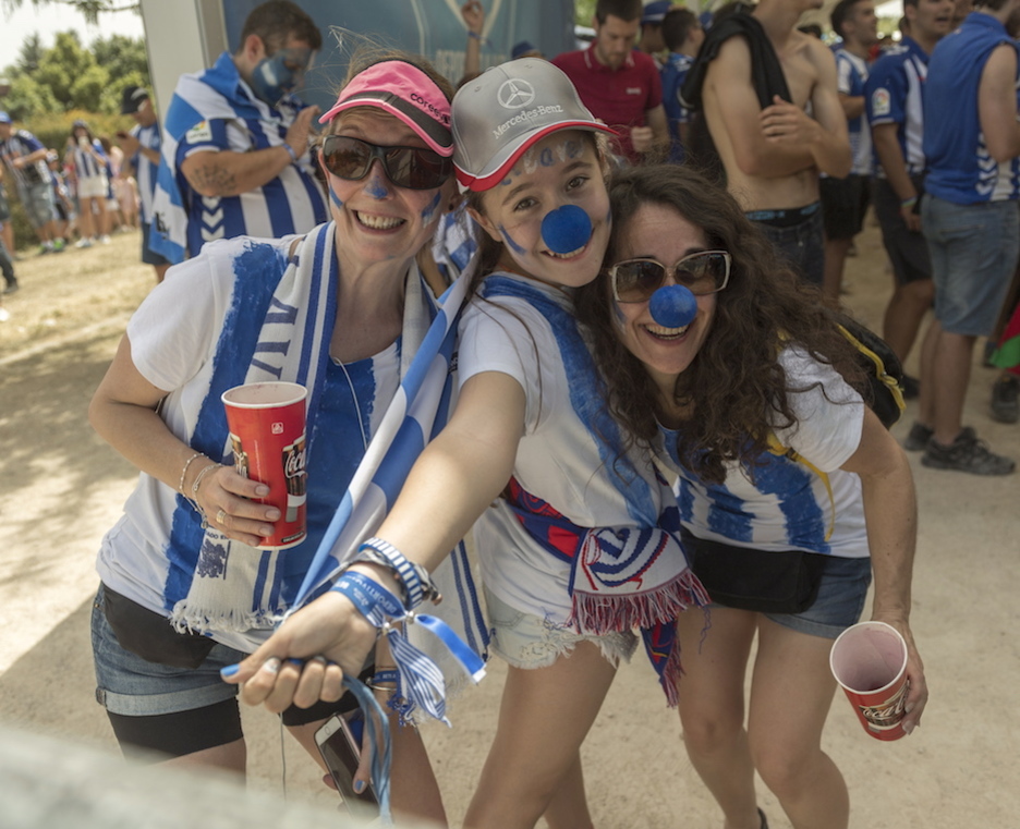 Las narices de payasa, también teñidas de azul. (Juanan RUIZ / ARGAZKI PRESS) Las narices de payasa, también teñidas de azul. (Juanan RUIZ / ARGAZKI PRESS)
