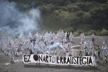 Protesta en la explanada donde se construirá la incineradora. (Juan Carlos RUIZ / ARGAZKI PRESS)