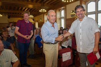 Garaikoetxea saluda a Urizar, con Ramírez al fondo. (Juan Carlos RUIZ/ARGAZKI PRESS)