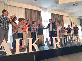 Ramírez saluda a Garaikoetxea durante la presentación de su candidatura. (@alkartasuna2017)