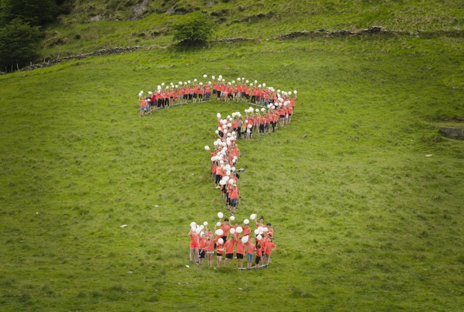Tolosaldekoek Zelatunen osatu dute ikurra, Hernioren magalean. (GURE ESKU DAGO)