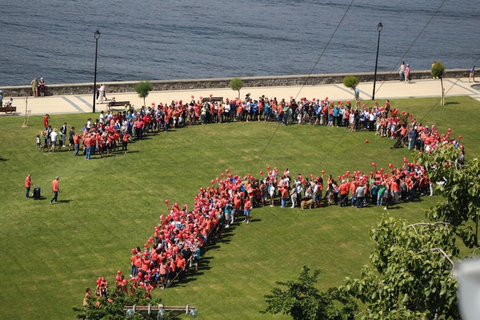 Getxon, itsaso ondoan osatu dute galdera ikurra. (GURE ESKU DAGO)