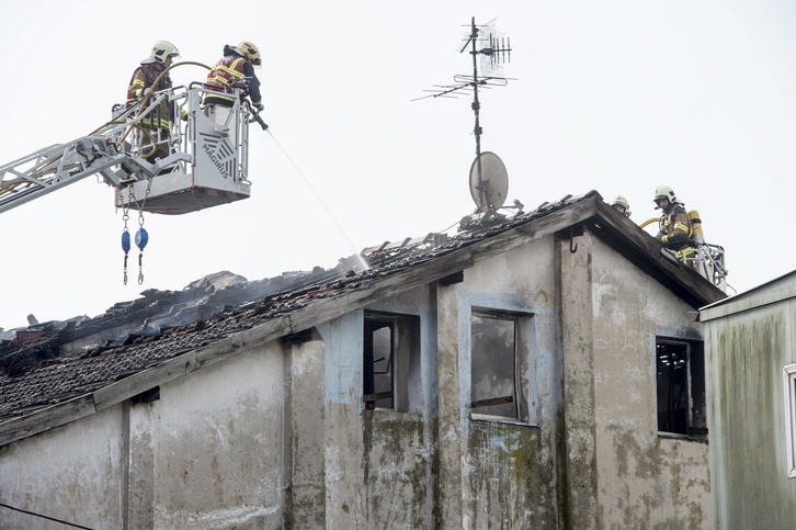 Bomberos trabajando en el inmueble incendiado en Zorrotz. (Monika DEL VALLE / ARGAZKI PRESS)