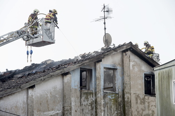 Bomberos trabajando en el inmueble incendiado en Zorrotz. (Monika DEL VALLE / ARGAZKI PRESS)