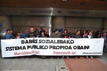 Lakuako Gobernuaren egoitzaren aurrean egin du elkarretaratzea Eskubide Sozialen Kartak. (@EskubideenKarta)