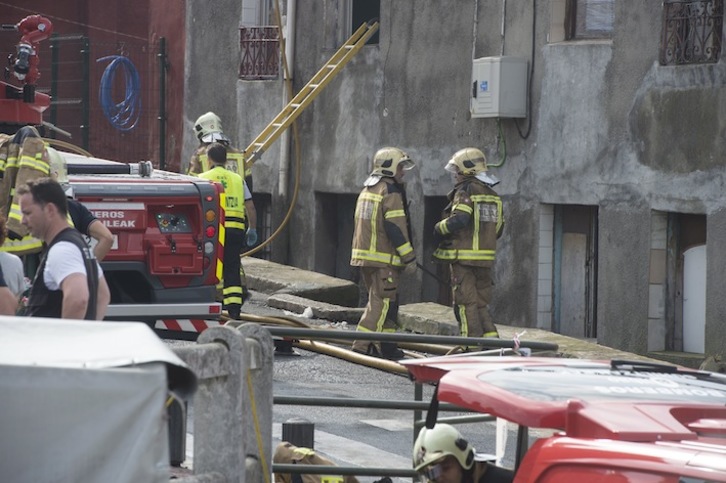 Los bomberos trabajan en el incendio de Zorrotza. (Monika DEL VALLE/ARGAZKI PRESS)