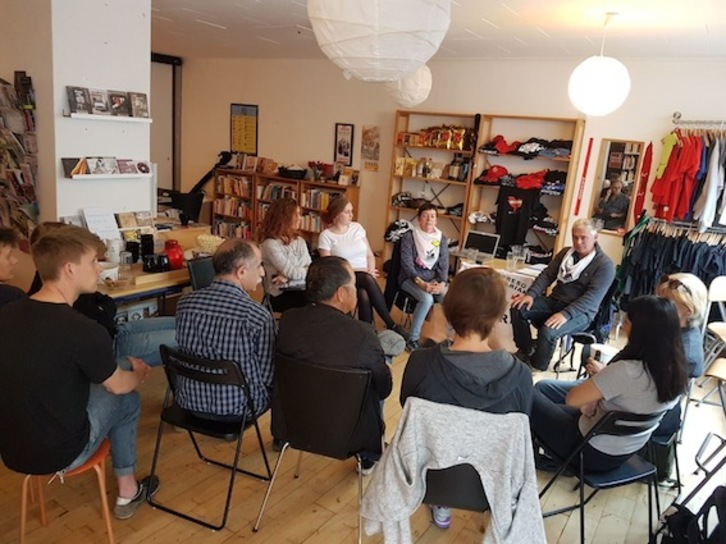 Errazkin y Altuna, durante uno de los encuentros mantenidos durante el viaje a Dinamarca y Suecia. 