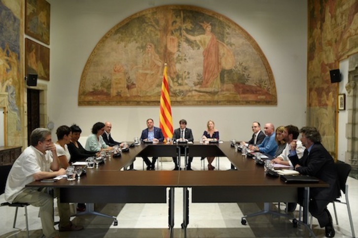 El presidente catalán, Carles Puigdemont, se ha reunido en el Palau de la Generalitat con los partidos favorables al referéndum. (Lluis GENÉ/AFP)