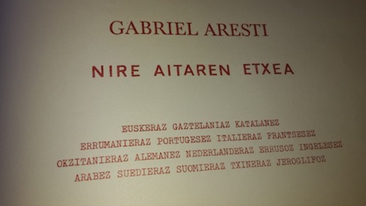 Patxi Oroz ha recopilado unas 740 traducciones del poema ‘Nire aitaren etxea’ de Gabriel Aresti. (Fotografías: Iñaki VIGOR)