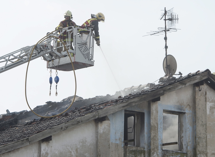 Inmueble incendiado el sábado en Zorrotza. (Monika DEL VALLE / ARGAZKI PRESS)