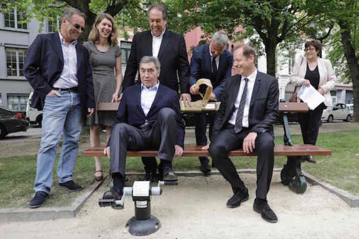 Eddy Merckx pedalea en un parque de Bruselas rodeado por el también ex campeón Bernard Hinault, el director del Tour Christian Prudhomme y varios electos municipales de Bruselas. (THIERRY ROGE / AFP)