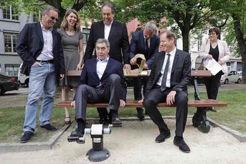 Eddy Merckx pedalea en un parque de Bruselas rodeado por el también ex campeón Bernard Hinault, el director del Tour Christian Prudhomme y varios electos municipales de Bruselas. (THIERRY ROGE / AFP)