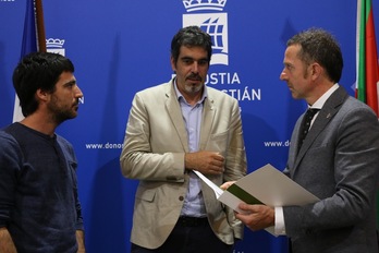 Eneko Goia alkatea, Juantxo Agirre eta Javier Buces Aranzadiko ordezkariekin. (DONOSTIAKO UDALA)