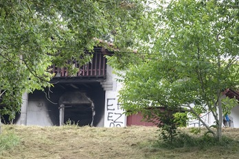 En la vivienda de Heleta ha aparecido la pintada «Euskal Herria ez da salgai». (Isabelle MIQUELESTORENA)