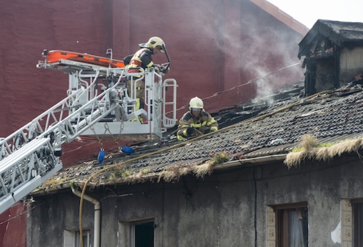 Un matrimonio joven y sus dos hijos pequeños fallecieron en el incendio de Zorrotza. (Monika DEL VALLE/ARGAZKI PRESS)