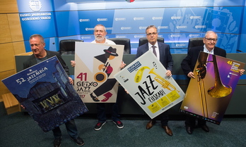 El consejero de Turismo, Alfredo Retortillo, ha presentado hoy la iniciativa en Bilbao, acompañado delos tres directores del festival de Jazz de Getxo, Iñaki Saitua; de Vitoria, Iñaki Añúa; y el Jazzaldia de San Sebastián, Miguel Martín.