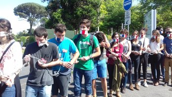 Euskararen ofizialtasuna aldarrikatzeko protesta egin du Aitzinak Baionan. (@Aitzinagazte)