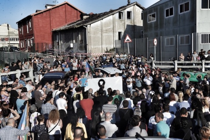 Vecinos de Zorrotza, congregados frente a la vivienda en la que se produjo el incendio. (ARGAZKI PRESS)