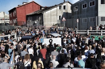 Vecinos de Zorrotza, congregados frente a la vivienda en la que se produjo el incendio. (ARGAZKI PRESS)