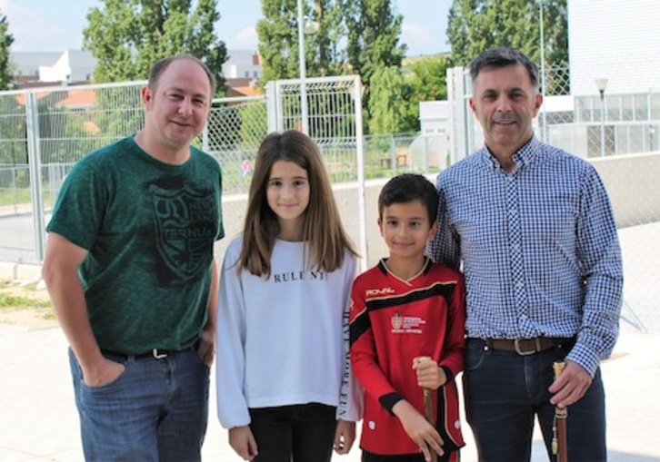 Sara Eraña y Enzo García posan junto al concejal de Cultura, Joseba Orduña, y el alcalde, Alfonso Etxeberria. (AYUNTAMIENTO DE EGUESIBAR)