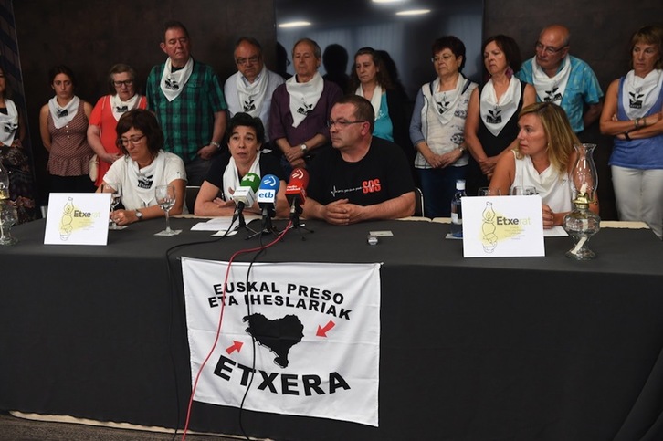 Familiares de Ibon Iparragirre y de otros presos enfermos han comparecido en Bilbo junto a Etxerat. (ARGAZKI PRESS)