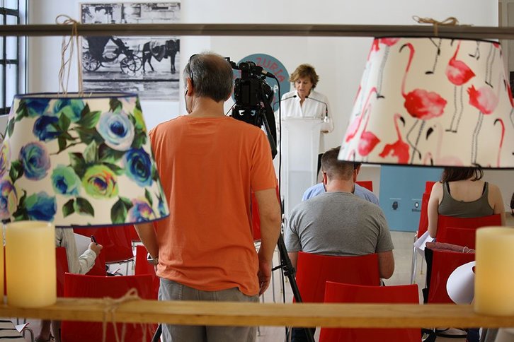 Bilbao 700 fundazioko zuzendaria de Josune Ariztondok aurkeztu du egitaraua. (@Bilbao700)