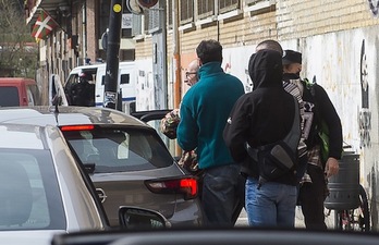 Ibon Iparragirre, rodeado por ertzainas en Ondarroa, cuando acudió a visitar a su padre, que falleció ese mismo día. (Luis JAUREGIALTZO/ARGAZKI PRESS)