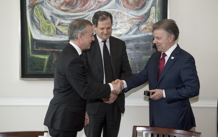 Iñigo Urkullu saluda al presidente colombiano, Juan Manuel Santos, en presencia de Sergio Jaramillo. (IREKIA)