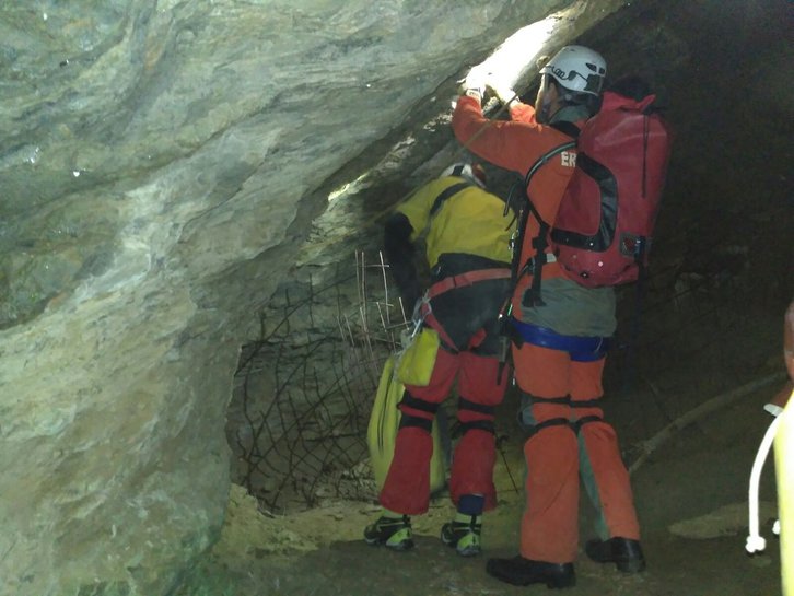 Imágen del rescate del cadáver. (@112_SOSDeiak)