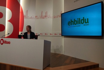 La concejala Aitziber Ibaibarriaga, en su comparecencia de hoy. (@Goikodeustu)