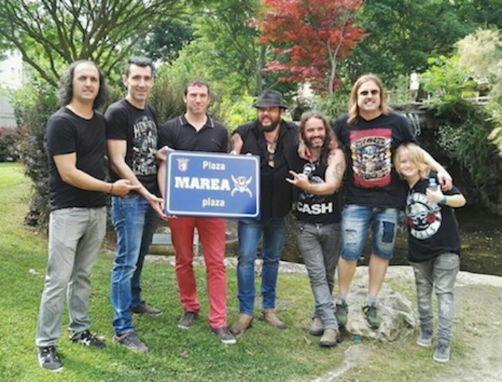 Los integrantes de Marea posan con el alcalde de Berriozar y la placa de la plaza que a partir de hoy lleva el nombre del grupo. (AYUNTAMIENTO DE BERRIOZAR)