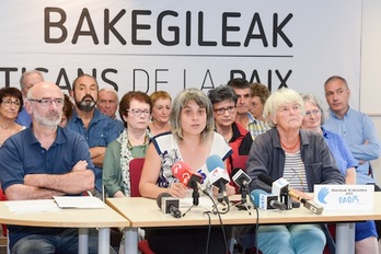 Rueda de prensa en la que los artesanos de la paz convocaron la «gran movilización» que tendrá lugar en París. (Isabelle MIQUELESTORENA)