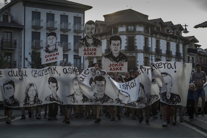 Protesta realizada ayer en Altsasu pese al veto de la Delegación para denunciar la decisión del TS. (Jon URBE/ARGAZKI PRESS)