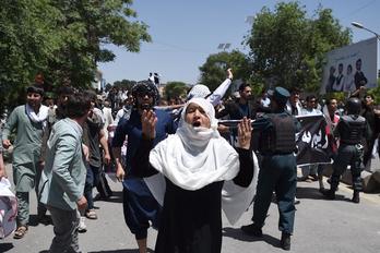 Imagen de este pasado viernes en Kabul, con enfrentamientos entre manifestantes y Policía. (Wakil KOHSAR/AFP)