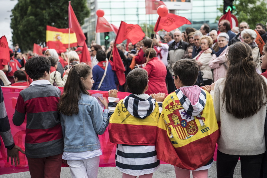 Criós ataviados con banderas españolas en la marcha de hoy. (Jagoba MANTEROLA | ARGAZKI PRESS)