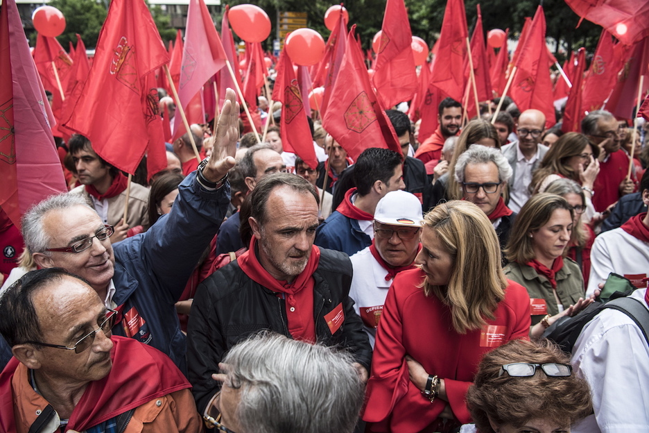 Miguel Sanz jendea agurtzen manifestaziora sartu denean. (Jagoba MANTEROLA | ARGAZKI PRESS)