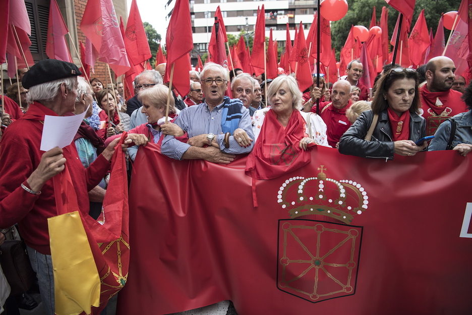 Ezkerreko gizona espainiar banderarekin joan da, Nafarroko bat eman diote eta berea ezkutatzeko eskatu. (Jagoba MANTEROLA | ARGAZKI PRESS)