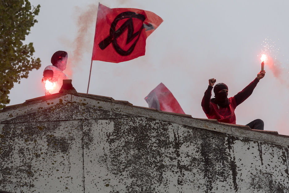 Etxeko teilatuetatik egin diete ongi etorria bizilagunetako batzuk.