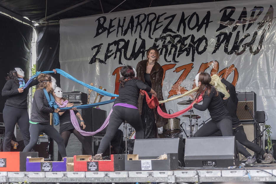 «Beharrezkoa bada zerua erreko dugu... bizitzeko», zioen ekitaldiko pankartak.